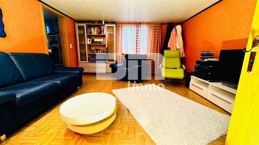 Wohnhausensemble auf großem Grundstück mit Nebengebäuden als langfristige Kapitalanlage - Hinterhaus OG Wohnzimmer